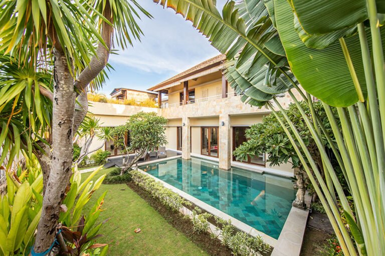 frente de casa con alberca, exterior sereno arboles en primer plano