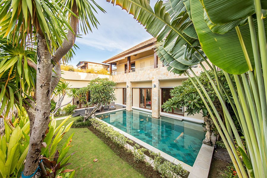 frente de casa con alberca, exterior sereno arboles en primer plano