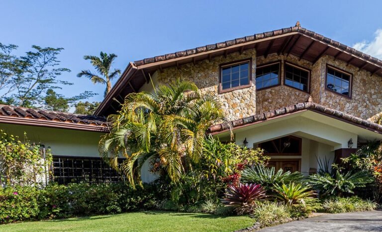 frente de una casa moderna contemporánea árboles y ventanas grandes con vista al ext4erior