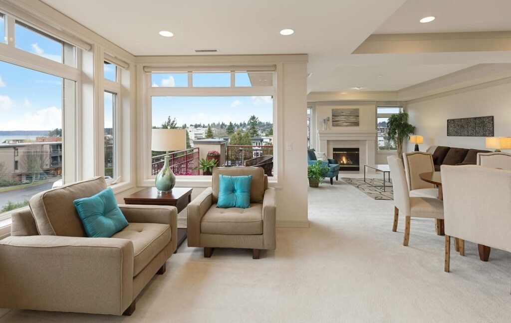 sala de recibir invitados amplios ventanales mucha luz natural, acogedora y espaciosa