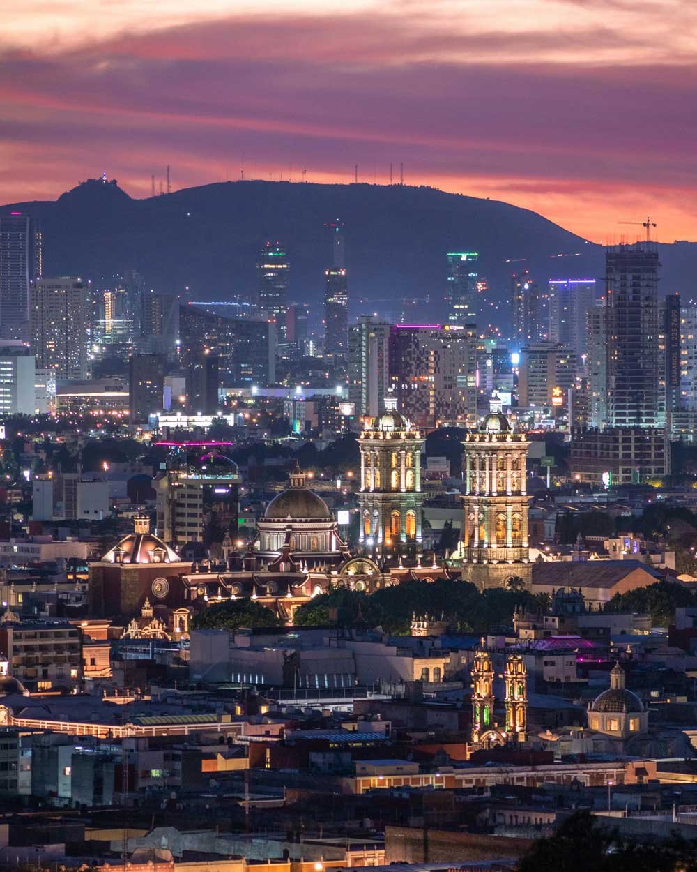atardecer en la ciudad de puebla casas y edificios en segundo plano