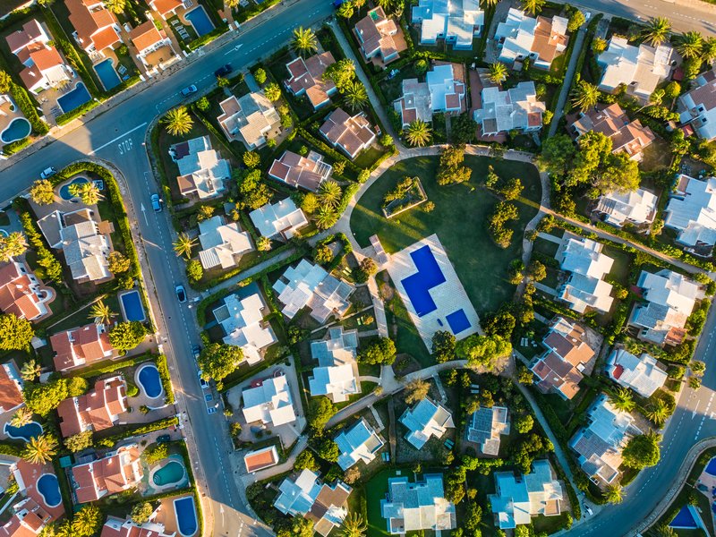 Vista aérea con dron de un vecindario cerca de la playa en Puebla